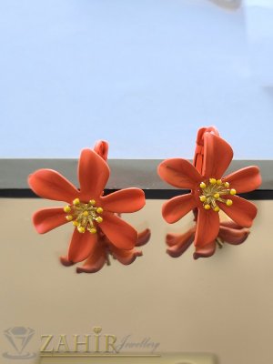 Уникални олекотени метални обеци цветя в цвят оранжево мат с позлатени тичинки, размер 2,5 на 2,8 см, френско закопчаване- C1050